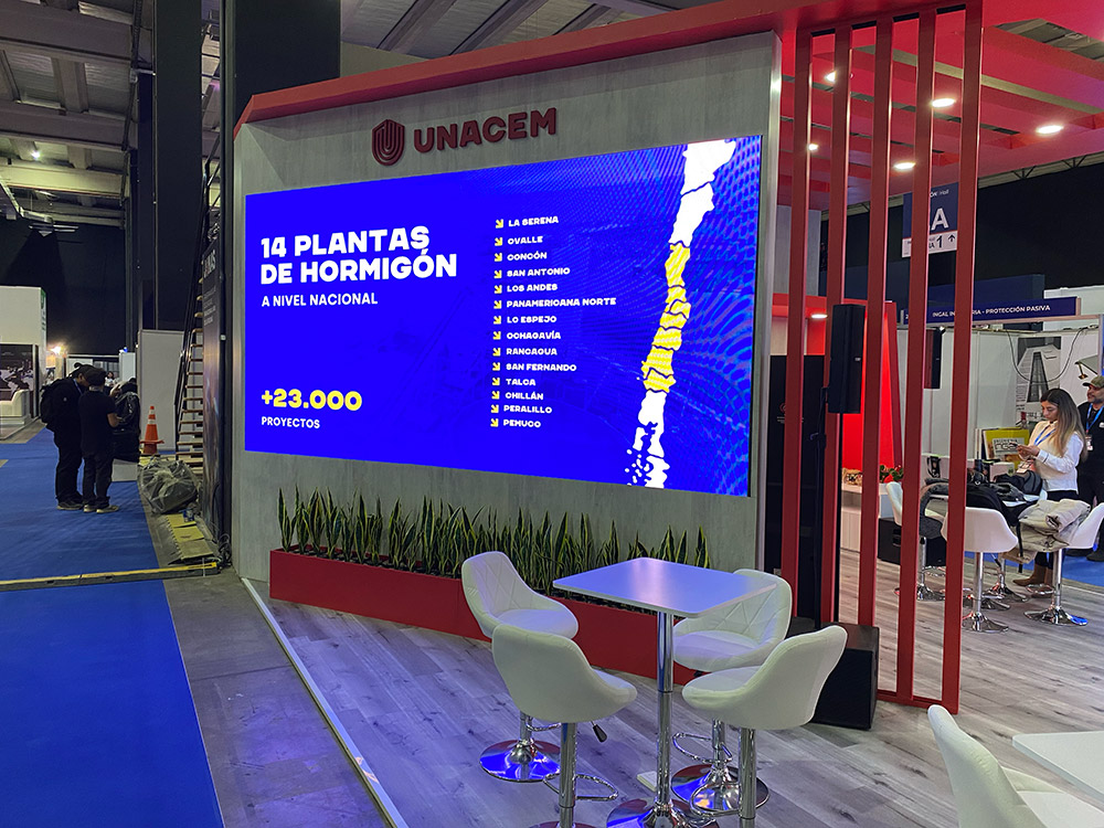 Pantalla LED del stand de UNACEM en Expo Edifica mostrando 14 plantas de hormigón