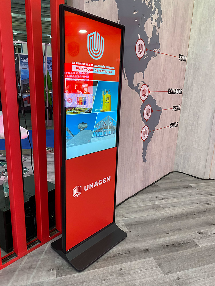 Totem interactivo de UNACEM en Expo Edifica 2026 con mapa de operaciones internacionales