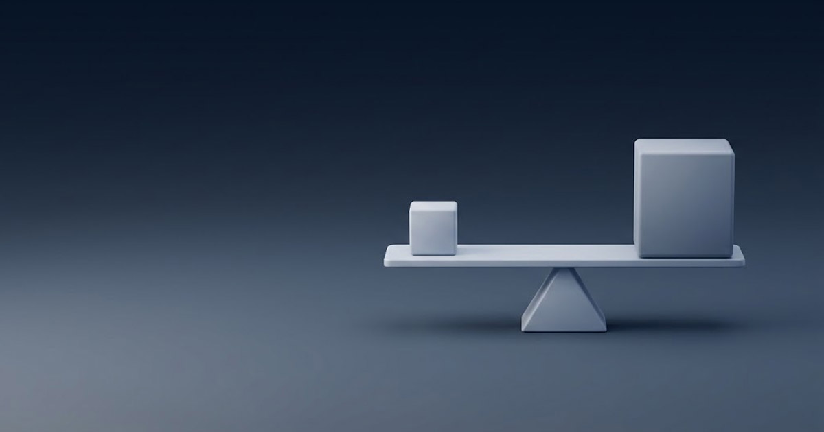 Balanza con un cubo pequeño y uno grande, representa qué baja y qué no en el costo del software con IA