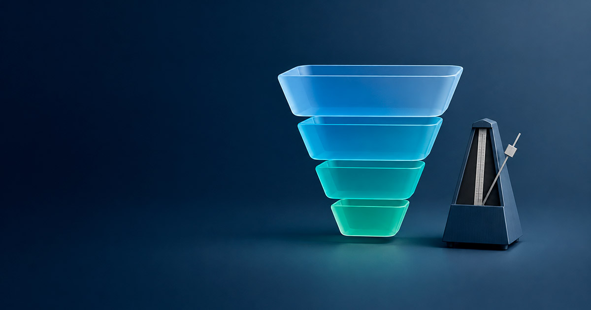 Embudo de tarjetas junto a un metrónomo que representa la decisión entre HubSpot o CRM propio