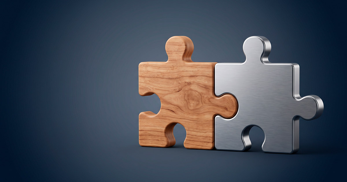 Dos piezas de puzzle de distinto material encajando, metáfora de integrar HubSpot con un sistema propio
