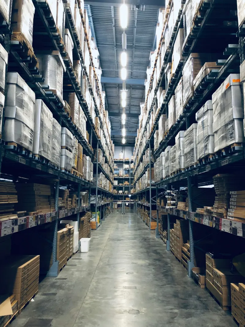 Bodeguero controlando inventario en bodega Chile