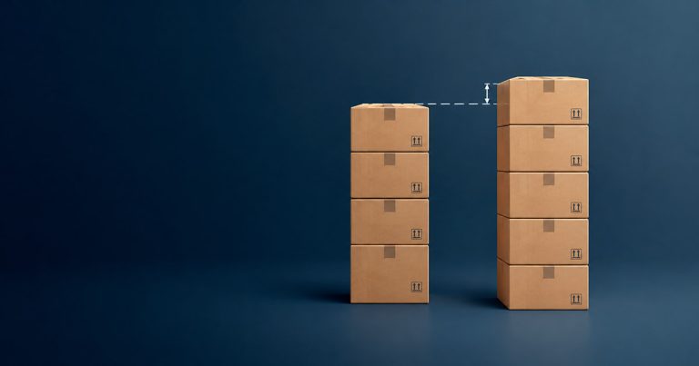 Dos pilas de cajas de distinta altura con una línea que marca la brecha, representando diferencias de inventario